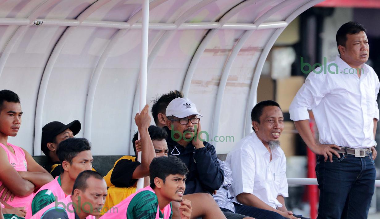 Dr Arief Yuli Wibowo (kanan) manajer sekaligus merangkap pelatih PSS Sleman pada turnamen sepak bola Bali Island 2016 di Stadion Gelora Samudra, Kuta Bali, Selasa (23/2/2016).  (Bola.com/Peksi Cahyo)