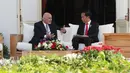 Presiden Joko Widodo menyimak Presiden Afganistan Mohammad Ashraf Ghani di Istana Merdeka, Jakarta, Rabu (5/4). Kunjungan tersebut merupakan yang pertama kali dilakukan oleh Presiden Afghanistan ke Indonesia. (Liputan6.com/Angga Yuniar)
