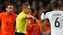 Paul Pogba dan Kevin Strootman menerima kartu kuning dari sang wasit akibat beradu mulut dalam pertandingan Prancis melawan Belanda di kualifikasi Piala Dunia 2018, Belanda, Senin (10/10). (AP Photo/Peter Dejong)