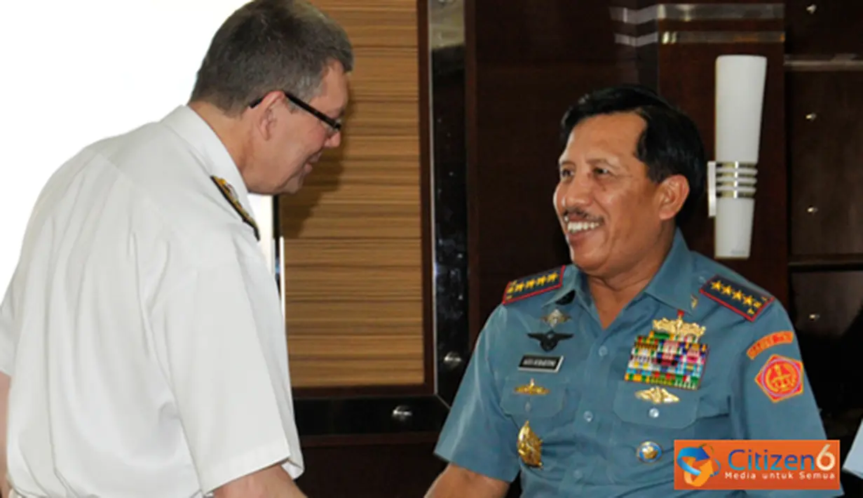 Citizen6, Jakarta: Panglima TNI Laksamana TNI Agus Suhartono menerima Kasal Australia, Laksdya Ray Griggs di Ruang Tamu Panglima TNI Mabes TNI Cilangkap, Jakarta, Rabu (29/8). (Pengirim: Badarudin Bakri).