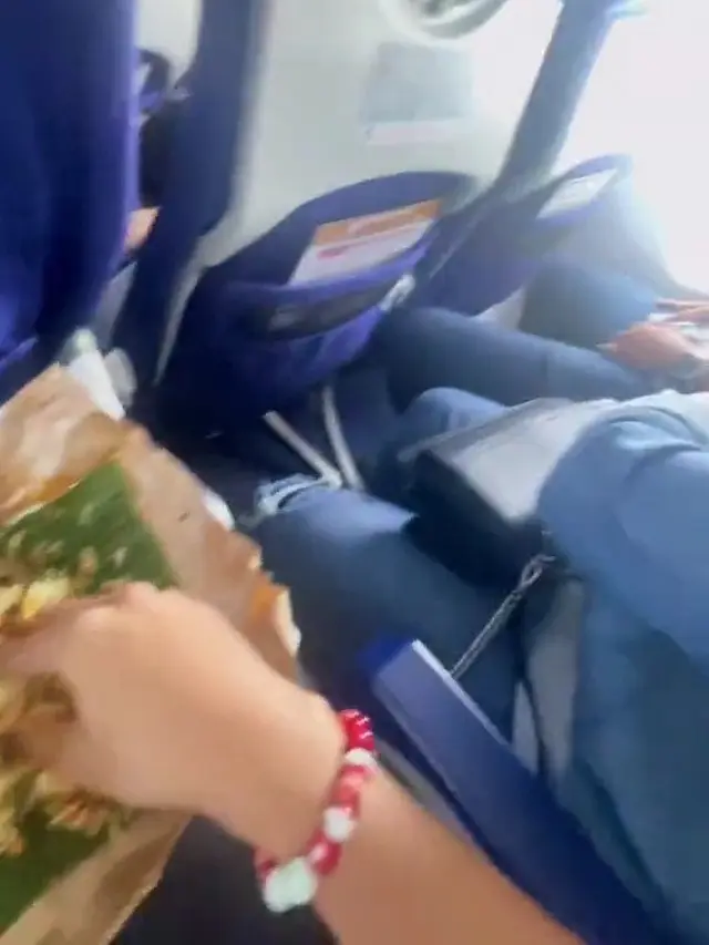 Viral Wanita Makan Nasi Padang di Pesawat