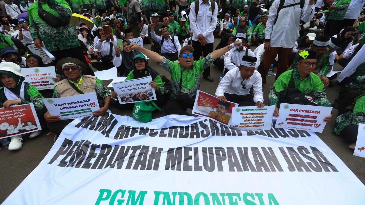 FOTO: Aksi Guru Madrasah Swasta di Depan Gedung DPR