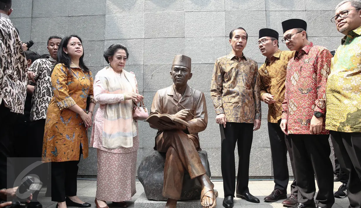 Puan Maharani, Megawati Soekarnoputri, Presiden Jokowi dan Wali Kota Bandung Ridwan Kamil melihat patung Soekarno saat mengunjungi Penjara Banceuy, Bandung, Rabu (1/6). Penjara itu pernah menjadi tempat penahanan Soekarno. (Liputan6.com/Faizal Fanani)
