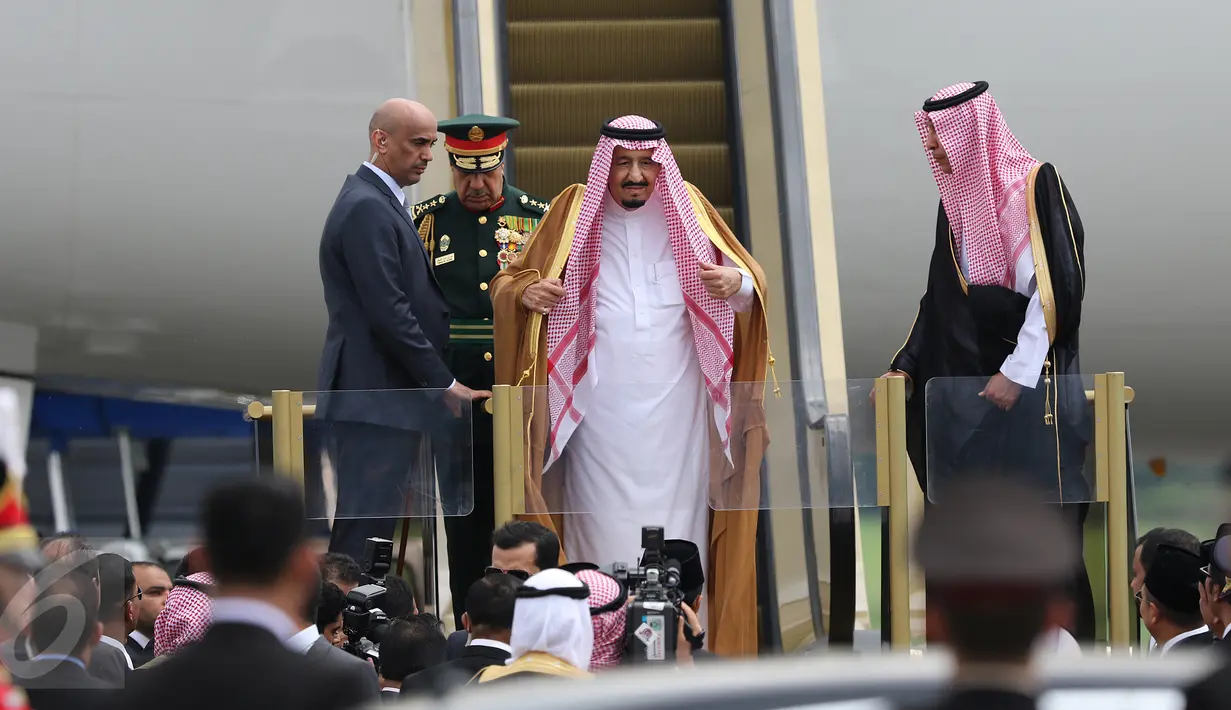 Raja Arab Saudi Salman bin Abdulaziz al-Saud turun dengan eskalator khusus, di Bandara Halim Perdanakusuma, Rabu (3/1). Tampak Raja Salman turun dari pesawat didampingi oleh dua pengawalnya berpakaian militer dan jas hitam. (Liputan6.com/Fery Pradolo)