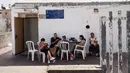 Warga makan siang di luar lingkungan tempat perlindungan bom atau shelter di Ashkelon, Israel, Selasa (31/10/2023). Warga Israel memanfaatkan tempat perlindungan darurat di rumah dan ruang publik ketika perang antara Israel dan kelompok militan Hamas meningkat. (AP Photo/Bernat Armangue)