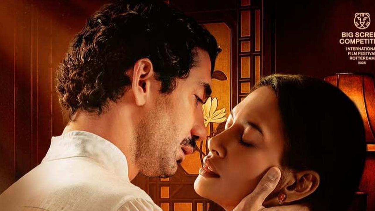 Potret Reza Rahadian di Gala Night Film 'GOWOK: Kamasutra Jawa', Tampil Ganteng Maksimal dengan Beskap Merah dan Kalung Emas
