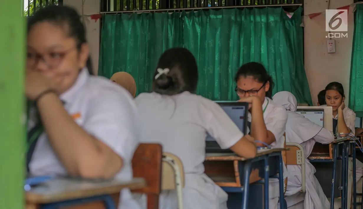 Sejumlah siswa mengikuti Ujian Nasional Berbasis Komputer (UNBK) di SMP Negeri (SMPN) 1, Cikini, Jakarta, Senin, (22/4). Sebanyak 4.279.008 siswa mengikuti UNBK tingkat SMP dan Madrasah Tsanawiyah (MTS) yang dilaksanakan mulai 22 April hingga 25 April. (Liputan6.com/Faizal Fanani)