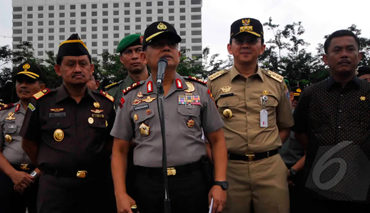 Aparat kepolisian mengungkap hasil operasi pemberantasan premanisme di Mapolda Metro Jaya, Jakarta, Selasa (3/2/2015). Kapolda Metro Jaya, Unggung Cahyono (depan) memberikan keterangan usai gelar operasi pemberantasan premanisme. (Liputan6.com/JohanTallo)