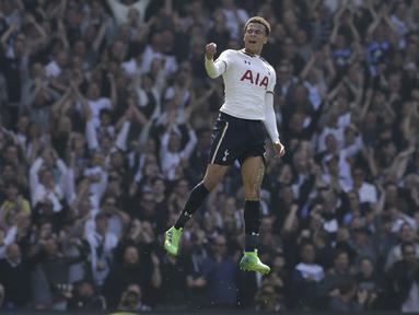 Pemain Tottenham Hotspur, Dele Alli merayakan golnya ke gawang Watford pada lanjutan Premier League pekan ke-32 di  White Hart Lane, London, (8/4/2017). Tottenham menang 4-0. (AP/Tim Ireland)