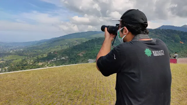 Biodiversity Warriors Yayasan KEHATI bersama Burung Indonesia mengamati jenis burung pemangsa (raptor) yang bermigrasi melintasi kawasan Puncak Bogor Jawa Barat, Sabtu 30 Oktober 2021. (Foto: Kehati)