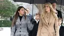 <p>Tak ketinggalan, Ivanka dan sang anak juga membuat coat lain dengan motif tartan. [Foto: Instagram/ suzannahlondon]</p>