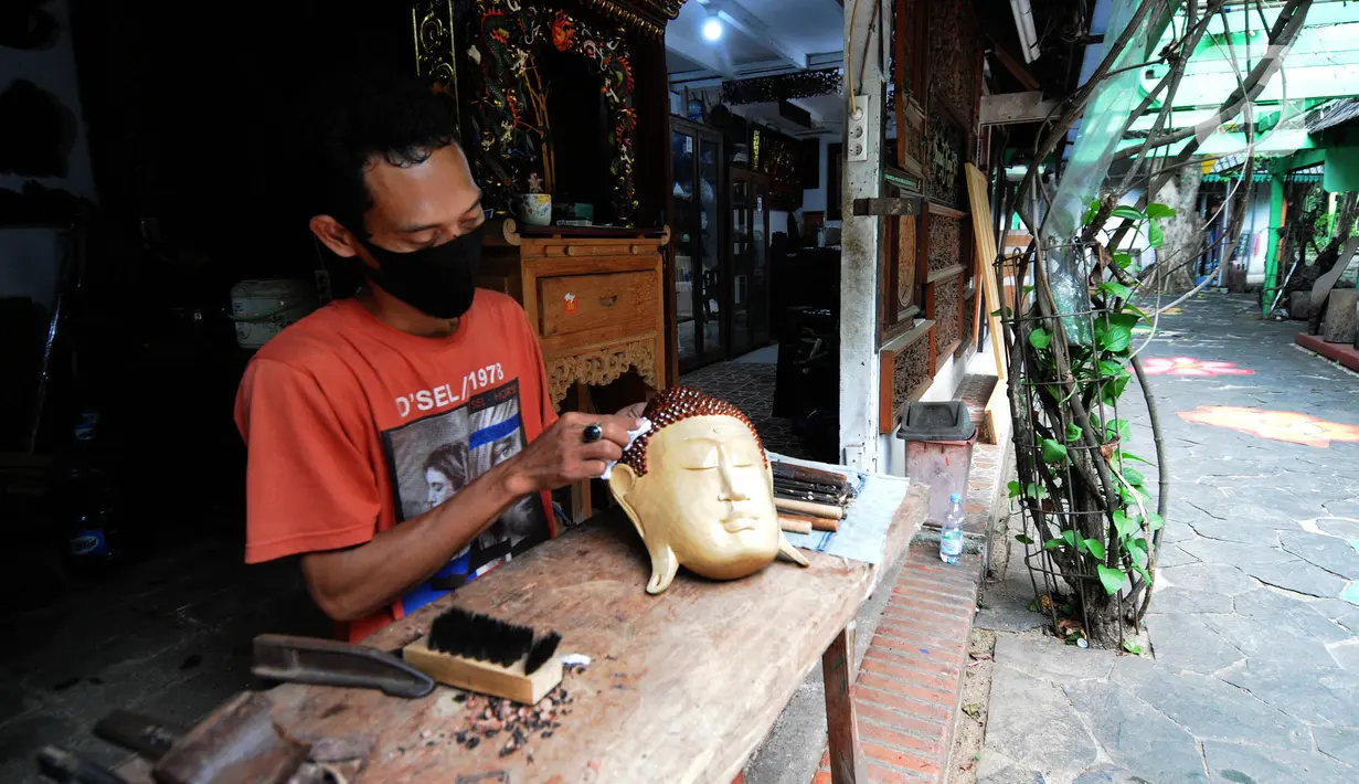 Seniman menyelesaikan karya patung di Pasar Seni Ancol, Jakarta, Rabu (24/11/2021). Paska pandemi yang berlangsung dua tahun, sejumlah seniman di Pasar Seni Ancol mulai beraktifitas menjadikan karya-karyanya sebagai sumber daya hidup mereka. (merdeka.com/Arie Basuki)
