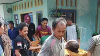 Para warga tengah menolong para korban ledakan gas melon atau 3 kg di Dusun Pangligaran, Desa Medanglayang, Kecamatan Panumbangan, Kabupaten Ciamis, Jawa Barat, siang tadi.(Liputan6.com/Jayadi Supriadin)