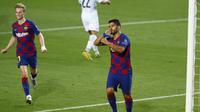 Striker Barcelona, Luis Suarez, merayakan gol yang ia cetak ke gawang Napoli pada leg kedua babak 16 besar Liga Champions 2019/2020, Minggu (9/8/2020). (AP Photo/Joan Monfort)
