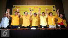 Sejumlah tim sukses Ade Kamomarudin mengangkat tangan siap untuk memenangkan dalam bursa pemilihan calon ketua umum DPP Golkar di Yogyakarta, Jumat (11/3/2016). Rencana  Munaslub akan di gelar pada tahun 2016. (Liputan6.com/Boy Harjanto)