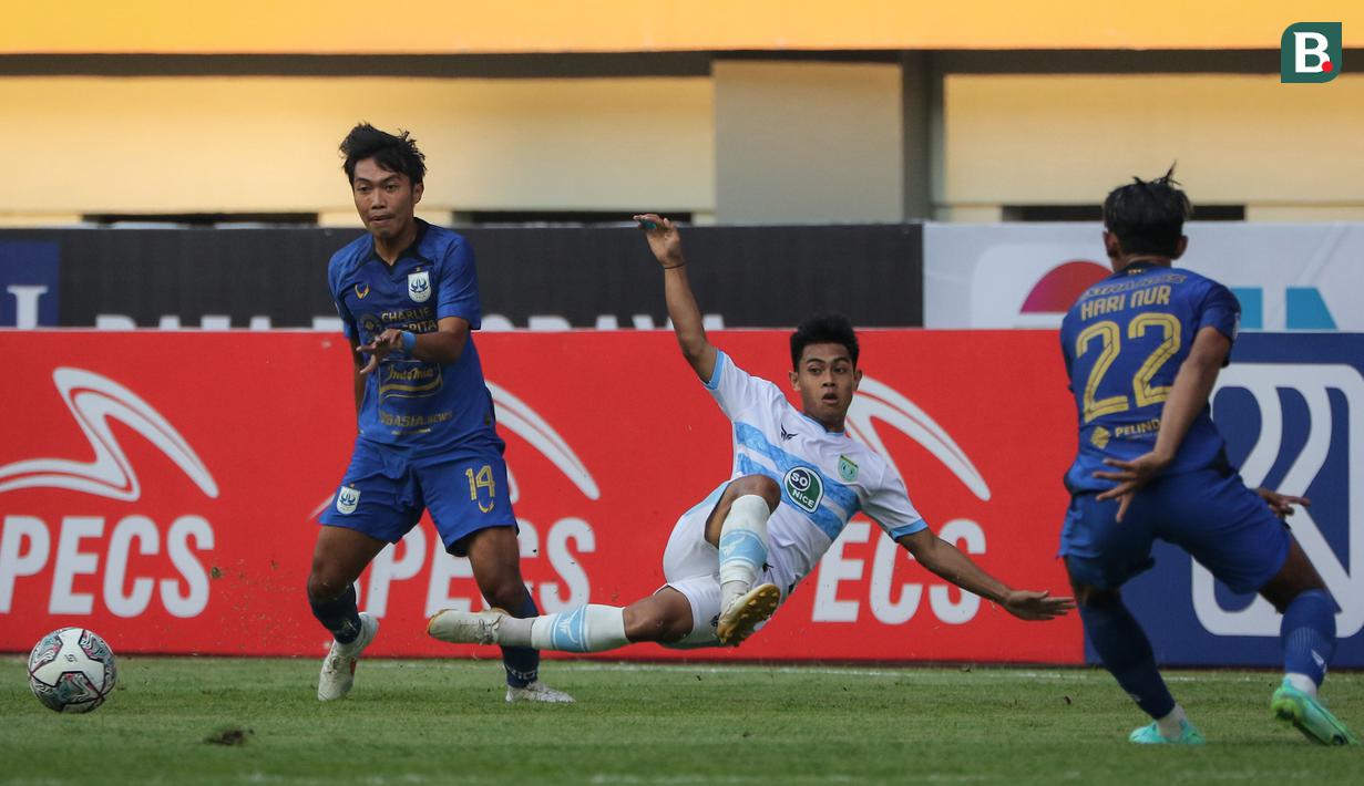 Bek PSIS Semarang, Riyan Ardiansyah (kiri) berebut bola dengan gelandang Persela Lamongan, Naufal Rahmanda dalam laga pekan pertama BRI Liga 1 2021/2022 di Stadion Wibawa Mukti, Cikarang, Sabtu (04/09/2021). (Bola.com/Bagaskara Lazuardi)