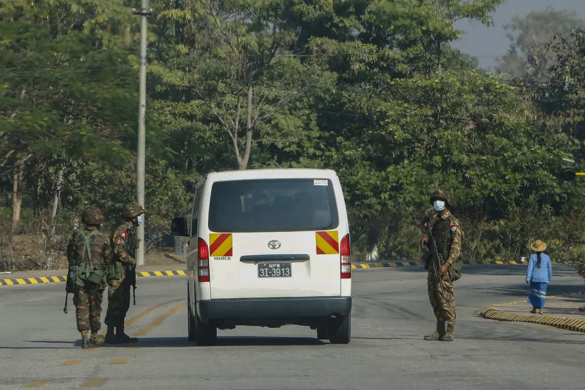 Militer Myanmar Kerahkan Kendaraan Lapis Baja Blokir Jalan Menuju Gedung Parlemen