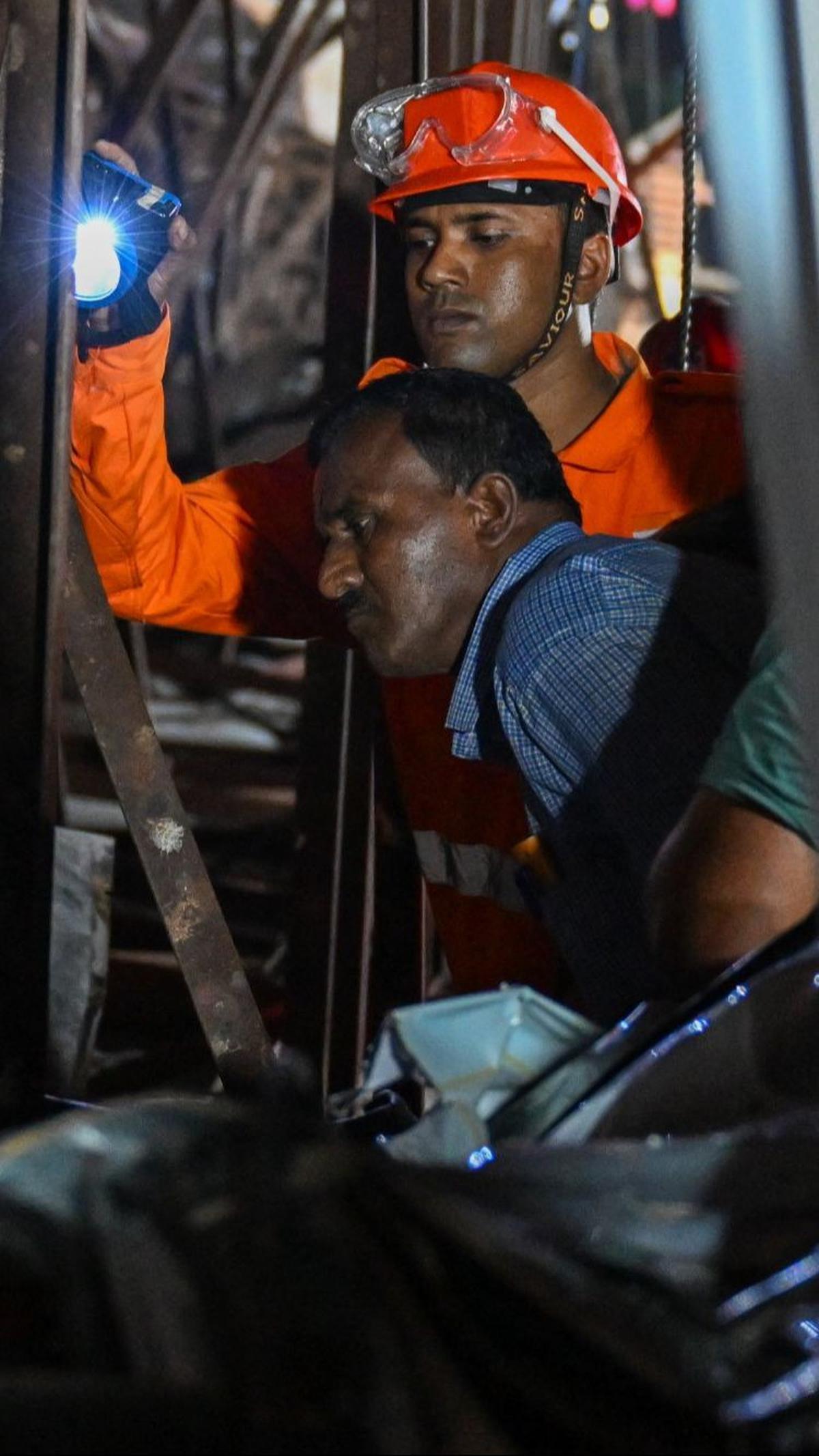 Dilaporkan Al Jazeera, papan reklame tersebut roboh menimpa beberapa rumah dan pompa bensin di sebelah jalan yang sibuk di pinggiran timur Ghatkopar menyusul angin kencang dan hujan pada Senin (13/5) malam.&nbsp;Foto: Punit Paranjpe/AFP