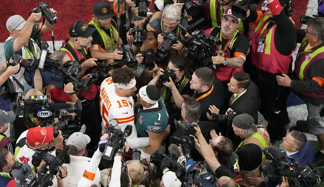Pemain Philadelphia Eagles, Jalen Hurts bersalaman dengan pemain Kansas City, Patrick Mahomes dalam laga final yang berlangsung di Caesars Superdome, New Orleans, Louisiana, Senin (10/02/2025). (AP Photo/Godofredo A. Vásquez)