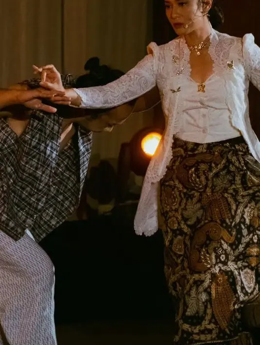 Dian Sastrowardoyo tampil mengenakan kebaya lengan balon brokat dipadukan inner kutang warna senada, dengan beberapa bros keemasan. [@therealdisastr]
