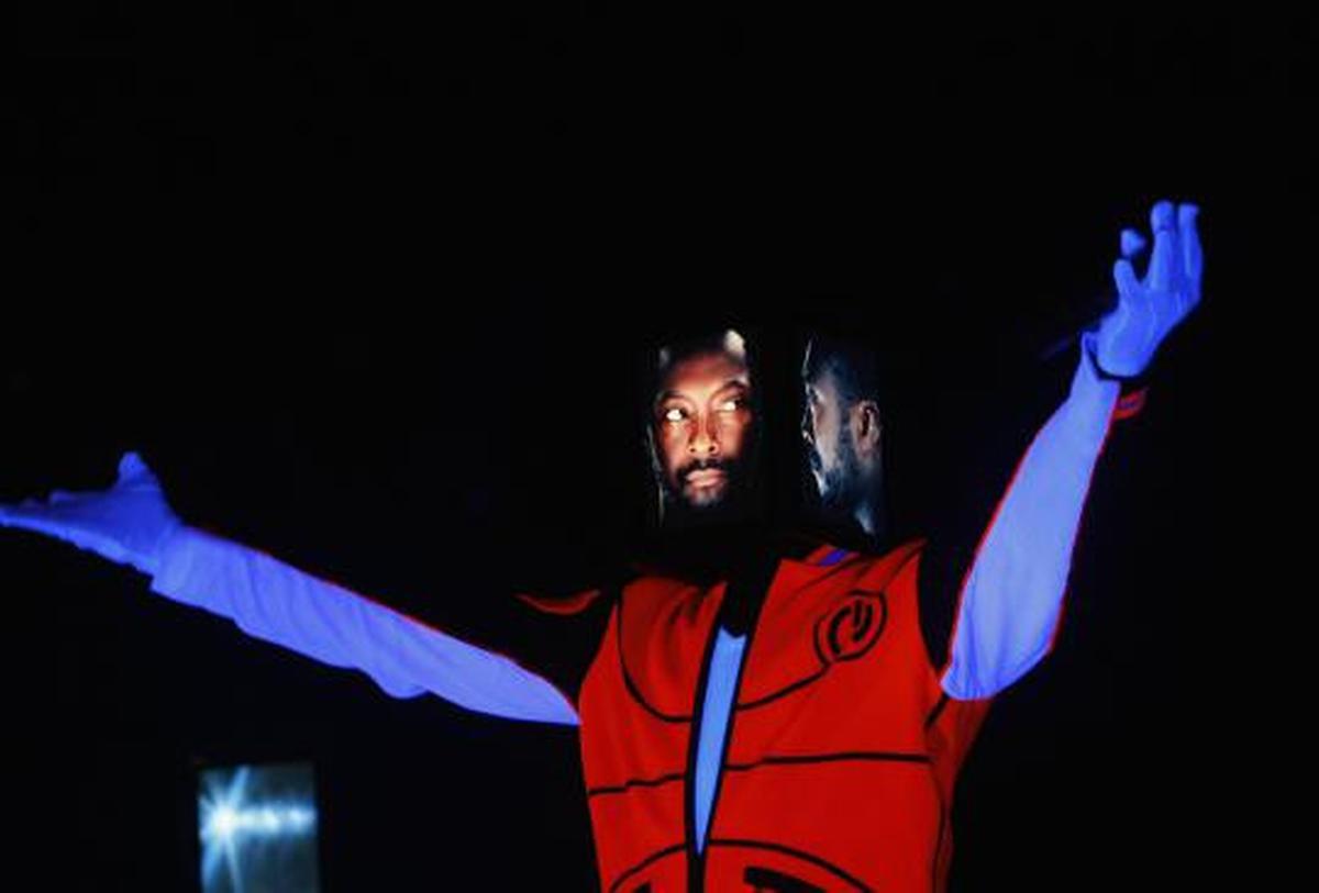 Will.I.am sulap iPad jadi topeng hidup