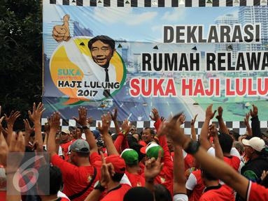 Relawan bersorak saat deklarasi Rumah Relawan Suka Haji Lulung di Jakarta, Rabu (30/3/2016). Deklarasi terkait majunya Abraham "Lulung" Lunggana sebagai bakal calon Gubernur DKI Jakarta pada Pilkada 2017. (Liputan6.com/Helmi Fithriansyah)