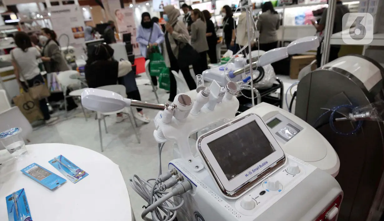 Produk kecantikan dipamerkan pada pameran Cosmobeaute Indonesia 2022 di Jakarta Convention Center (JCC), Senayan, Jakarta, Kamis (3/11/2022). Cosmobeaute Indonesia 2022 merupakan ajang pameran terbesar di industri kecantikan. (Liputan6.com/Johan Tallo)