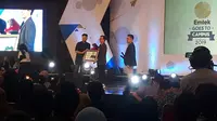 Muhamad Fadjrin Rasid Co Founder Buka Lapak, menerima kenang kenangan dari perwakilan Emtek Iwan Triyono usai memberi materi dalam EGTC Unnes Semarang. (Liputan6.com/Felek Wahyu)