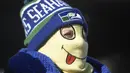 Pendukung Seattle Seahawks memakai topeng saat menyaksikan laga melawan Minnesota Vikings di Minneapolis, AS, Minggu (10/1/2016). (EPA/Craig Lassig)