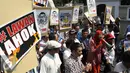 Massa gerakan LawanAhok berteriak saat demo di rumah dinas Gubernur Basuki T Purnama, Jakarta (28/8/2015). Aksi LawanAhok ini ungkapan kekecewaan atas tindakan  Pemprov  DKI yang dinilai semena-mena kepada rakyat. (Liputan6.com/Gempur M Surya)