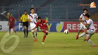 Tendangan keras Evan Dimas tidak mampu dibendung pemain belakang Korea Selatan (Liputan6.com/ Helmi Fithriansyah)