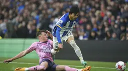 Pada babak pertama, Everton sudah mencetak tiga gol ke gawang Brighton. Abdoulaye Doucoure (1', 29') dan gol bunuh diri kiper Jason Steele (35') membawa Everton unggul. (Adam Davy/PA via AP)