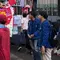 Massa mahasiswa membawa karangan bunga saat berunjuk rasa di depan Gedung DPR RI. (Liputan6.com/Ady Anugrahadi)