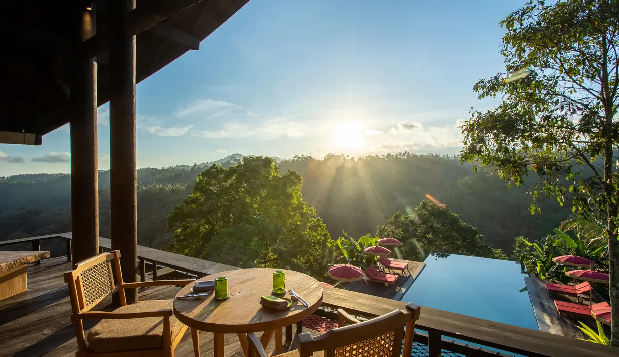 Desain resor memadukan struktur individu dengan flora dan fauna. Kayu ulin menjadi tema dasar dari narasi berkelanjutan Buahan dan merupakan unsur penting dari pembangunan resor. Berasal dari Kalimantan, kayu Ulin sudah terbukti ketahanannya di dermaga kapal dan dek kapal penangkapan ikan.