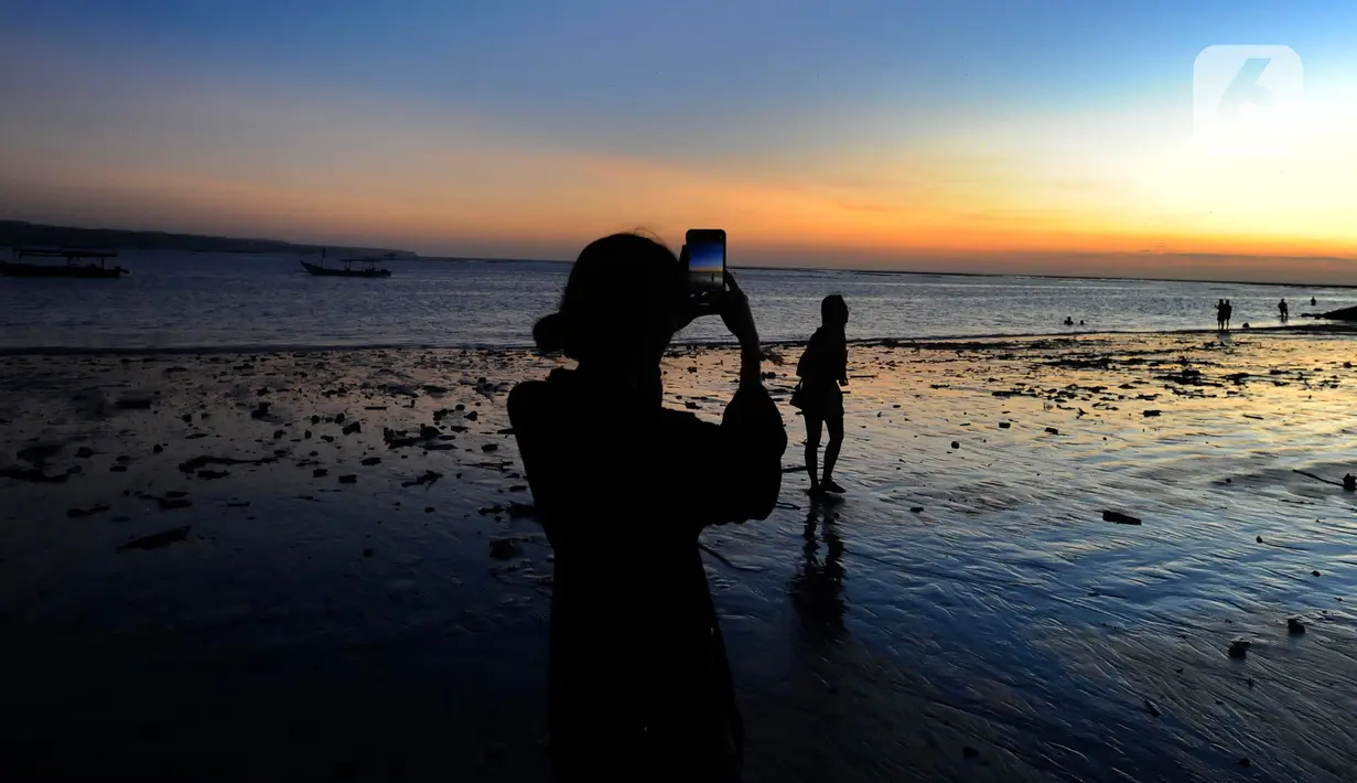 Pantai Kelan ini juga memiliki susana yang menarik bagi para pengunjung untuk datang. Salah satu keunikan pantai ini, terletak di seberang runway Bandara I Gusti Ngurah Rai, Bali. Sehingga para pelancong bisa menyasikan hilir-mudik pesawat dengan dekat.(merdeka.com/Arie Basuki)