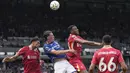 Bek Ipswich Town, Jacob Greaves (kedua kiri) berduel udara dengan bek Liverpool, Jarell Quansah pada laga pekan pertama Premier League 2024/2025 di Portman Road Stadium, Ipswich, Sabtu (17/8/2024). (AP Photo/Alastair Grant)