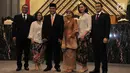 Perry Warjiyo (tiga kiri) foto bersama usai dilantik sebagai Gubernur BI di Gedung Mahkamah Agung, Jakarta, Kamis (24/5). Perry resmi menjabat sebagai Gubernur BI menggantikan Agus Martowardojo yang habis masa jabatannya. (Merdeka.com/Iqbal Nugroho)