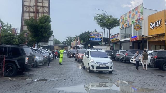 Rest Area KM 57 Tol Cikampek tampak ramai jelang puncak arus mudik lebaran 2025.