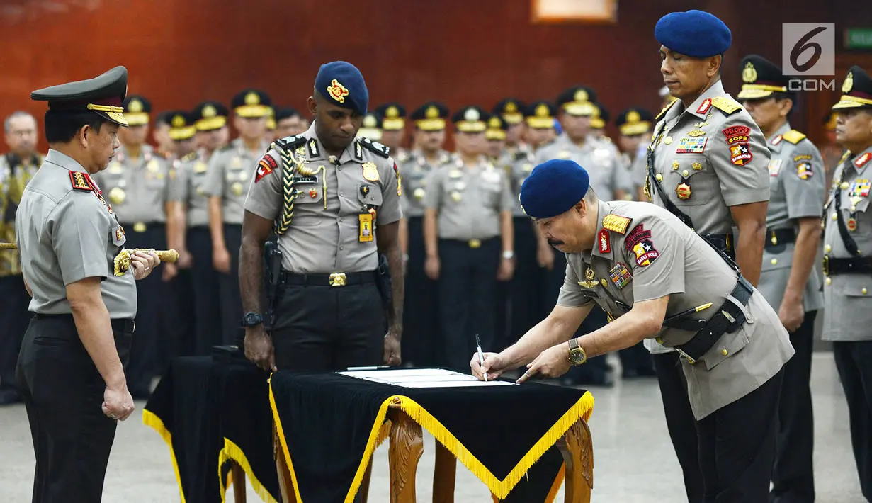 Kapolri Jenderal Tito Karnavian (kiri) menyaksikan Komandan Korps Brigade Mobil (Dankorbrimob) Irjen Pol Ilham Salahudin menandatangani dokumen saat sertijab di Jakarta, Kamis (24/1). (Merdeka.com/Imam Buhori)