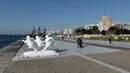Patung karya seniman China Xu Hongfei dipamerkan di Thessaloniki, Yunani, Rabu (19/12). Keberadaan patung-patung tersebut sebagai bagian dari pekan budaya dan tur dunia pameran seni patung. (Sakis Mitrolidis/AFP)