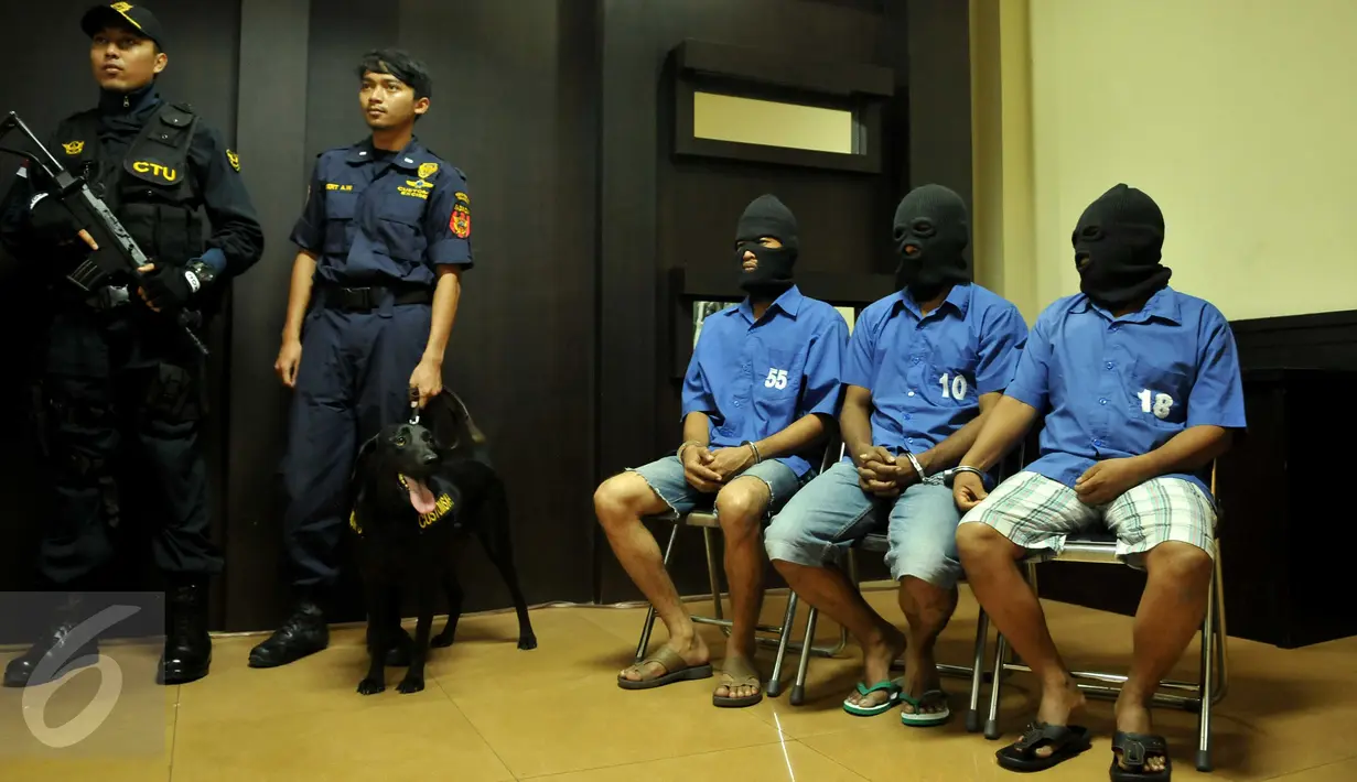 Sejumlah tersangka kasus sindikat narkoba internasional dijaga petugas di Ditipid Narkoba Bareskrim Polri, Cawang, Jakarta Timur, (27/7). Petugas menangkap tiga warga negara Indonesia dengan barang bukti sabu seberat 71 Kg. (Liputan6.com/Gempur M Surya)