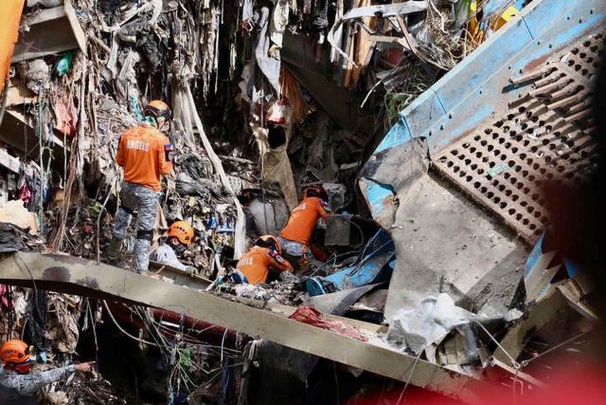 Otoritas setempat mengatakan insiden tersebut menewaskan seorang perempuan berusia 22 tahun dan menyebabkan 38 lainnya dinyatakan hilang. Tampak dalam foto, tim penyelamat melanjutkan operasi di lokasi runtuhnya fasilitas pemilahan sampah di Binaliw, kota Cebu, Filipina tengah pada hari Sabtu, 10 Januari 2026. (AP Photo/Jacqueline Hernandez)