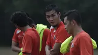 Bek Persija, Gunawan Dwi Cahyo mulai menghadiri latihan jelang turnamen Piala Jenderal Sudirman di Lapangan National Youth Training Center, Sawangan, Depok, Jawa Barat, Senin (2/11/2015). (Bola.com/Vitalis Yogi Trisna)