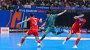 Pemain Timnas Futsal Indonesia, Firman Adriansyah berusaha mencetak gol ke gawang Vietnam dalam laga perempat final Piala Asia Futsal 2026 di Indonesia Arena, Senayan, Jakarta, Selasa (03/02/2026). (Bola.com/Bagaskara Lazuardi)