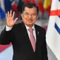 Wakil Presiden Indonesia, Jusuf Kalla melambaikan tangan saat tiba menghadiri pembukaan KTT ASEM (Asia-Europe Meeting) ke-12 di Brussels, Belgia, (18/10). (AFP Photo/Emmanuel Dunand)