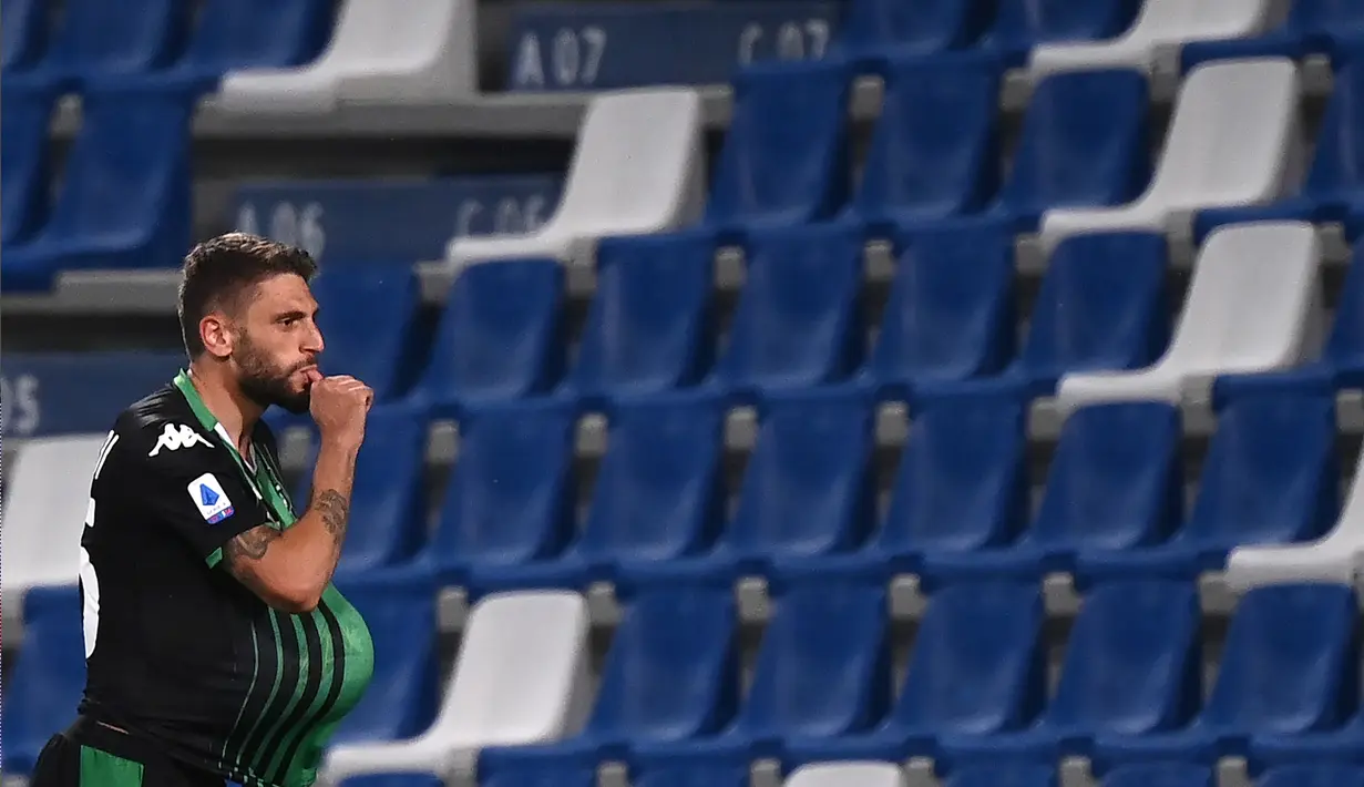 Gelandang Sassuolo, Domenico Berardi berselebrasi usai mencetak gol ke gawang Juventus pada pertandingan lanjutan Liga Serie A Italia di stadion Mapei di Reggio Emilia (15/7/2020). Juventus bermain imbang 3-3 atas Sassuolo. (AFP/Marco Bertorello)