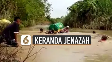 Tidak adanya jembatan penghubung membuat warga harus membawa jenazah menyeberangi sungai.