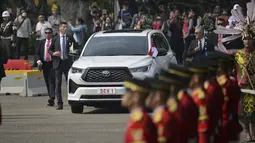 Paus Fransiskus tiba di Istana Merdeka dengan diiringi pasukan marching band. (Bay Ismoyo/Pool Photo via AP)