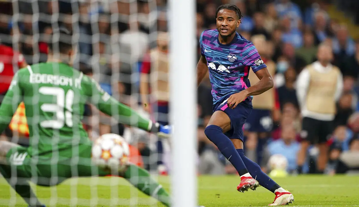 Pemain RB Leipzig Christopher Nkunku mencetak gol ke gawang Manchester City pada pertandingan Grup A Liga Champions di Stadion Etihad, Manchester, Inggris, Rabu (15/9/2021). Manchester City menang 6-3. (Zac Goodwin/PA via AP)