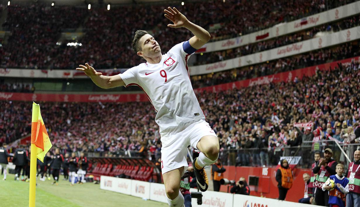 Striker Polandia, Robert Lewandowski, melakukan selebrasi usai mencetak gol ke gawang Montenegro pada laga Kualifikasi Piala Dunia 2018 di Stadion National, Warsawa, Minggu (8/10/2017). Polandia menang 4-2 atas  Montenegro. (AP/Czarek Sokolowski)